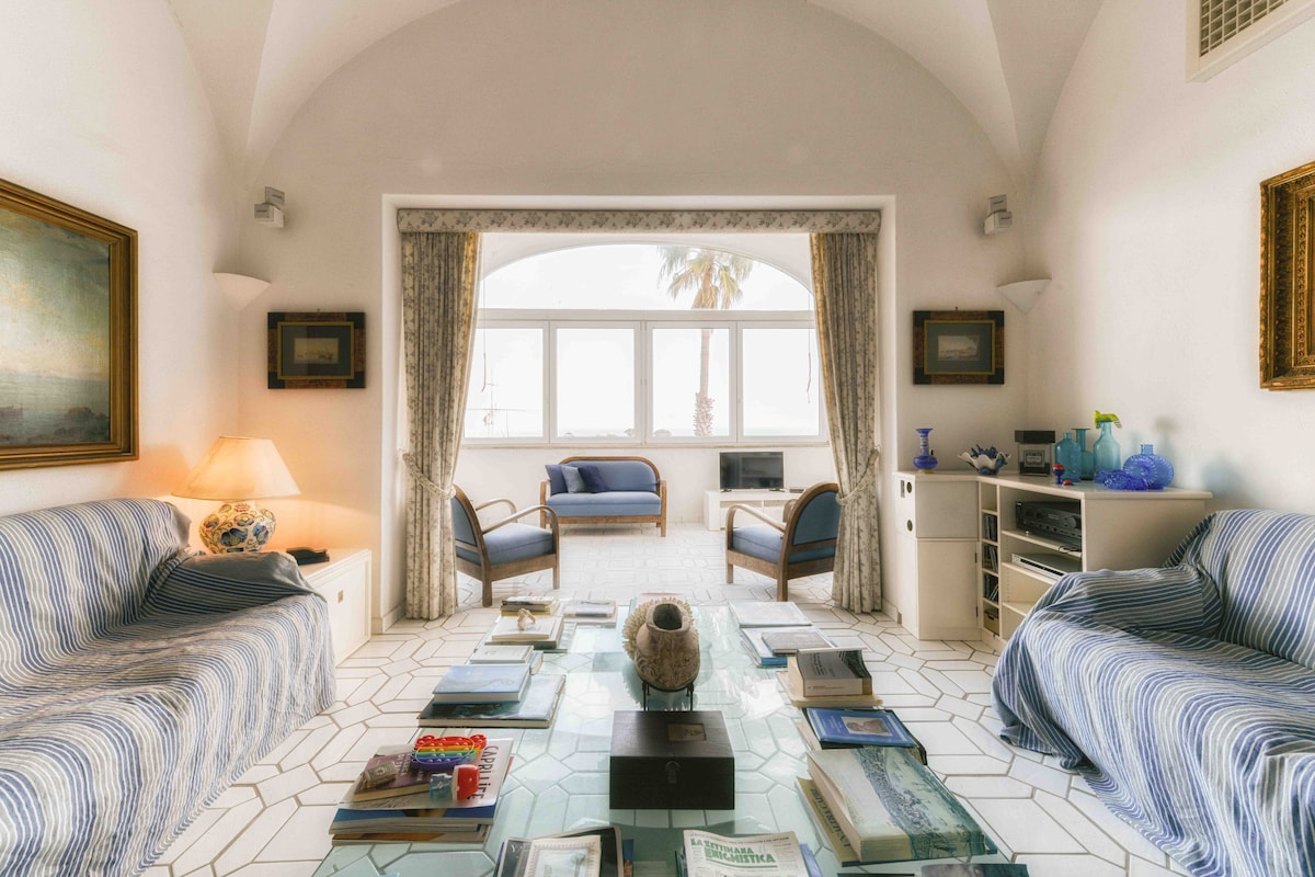 Top Airbnb: Casa Franca apartment with a sea view in Capri