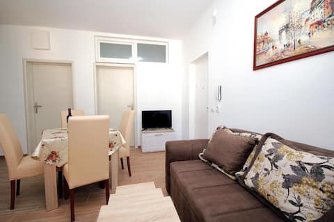 Top Airbnb: Centar- Apt Garden View (5,9) in Mirošica 1