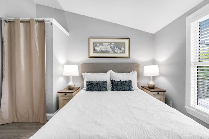 Спалня 3 предлага двойно легло с нощни шкафчета и лампи