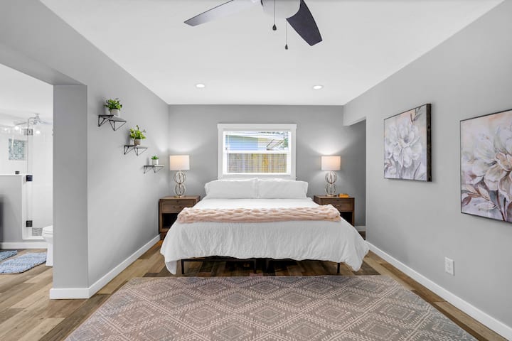 Основната спалня предлага двойно легло king size и самостоятелна баня