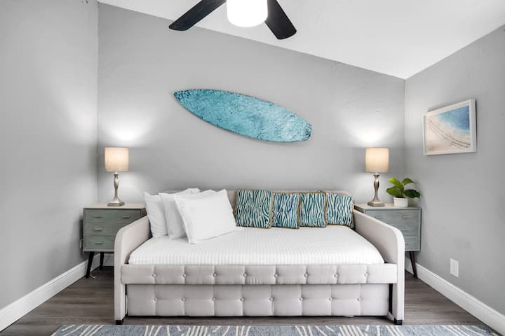 Спалня 5 предлага единично легло с двойно легло отдолу, което се изтегля