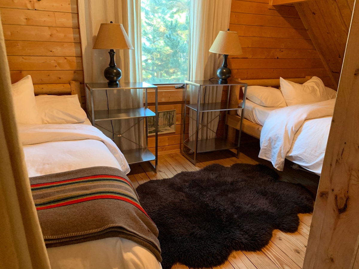 شقة علوية في المقصورة الرئيسية بسريرين كاملين (مزدوجين).