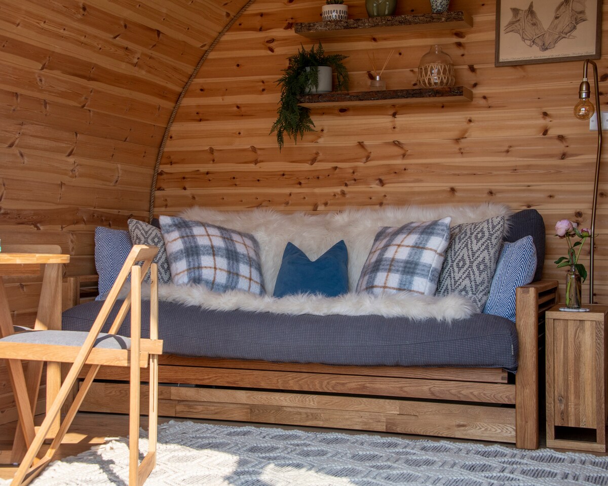 Útulná sedacia súprava, ktorá sa v prípade potreby mení na ďalšiu posteľ.