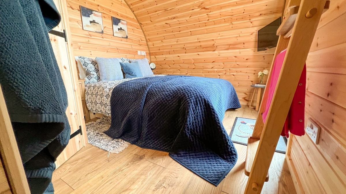 Spálňa je manželská posteľ s zásuvkami pod zásuvkami, dve nočné zásuvky a malý priestor na zavesenie oblečenia. Nachádza sa tu aj toaletný rebrík s policami a zrkadlom, ktorý je ideálny na make-up, oblečenie a prípravu na odchod. Nachádza sa tu aj druhá televízia.