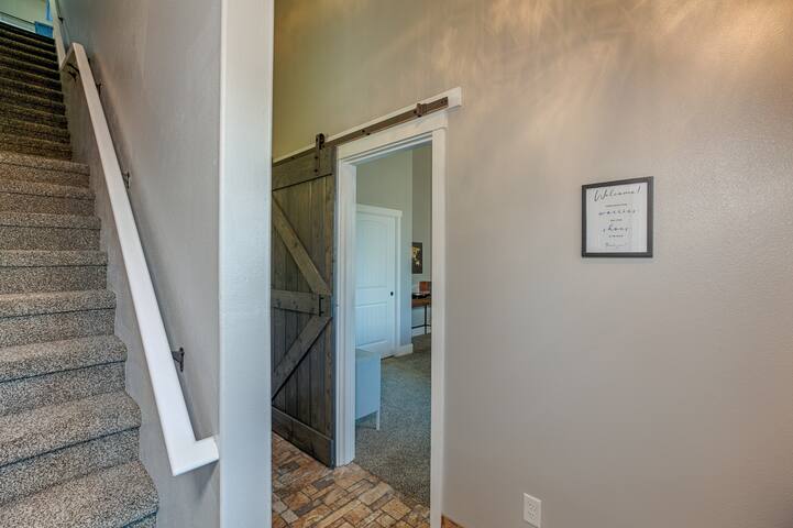 West Hills Getaway – prime location, amazing views gallery image 5