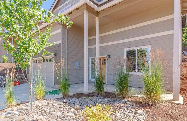 West Hills Getaway – prime location, amazing views gallery image 2