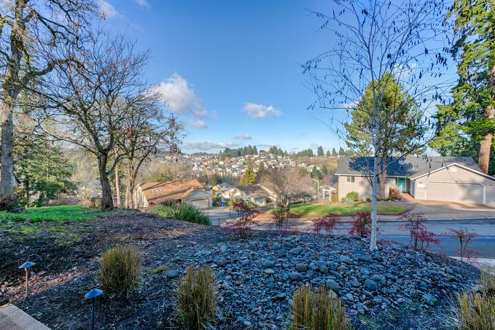 West Hills Getaway – prime location, amazing views gallery image 3