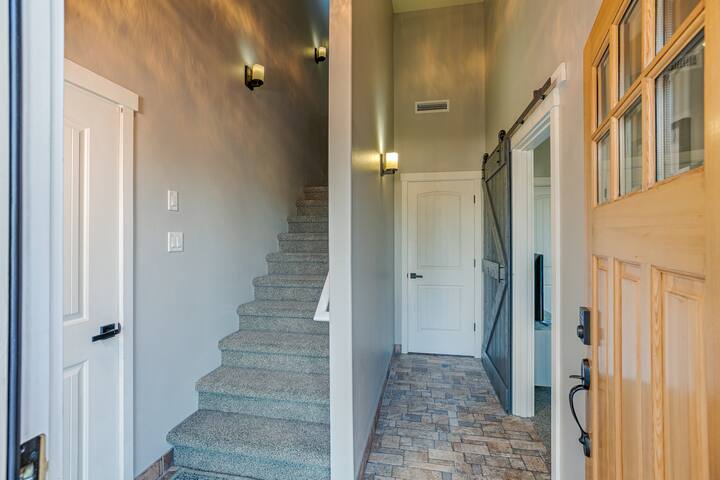 West Hills Getaway – prime location, amazing views gallery image 4