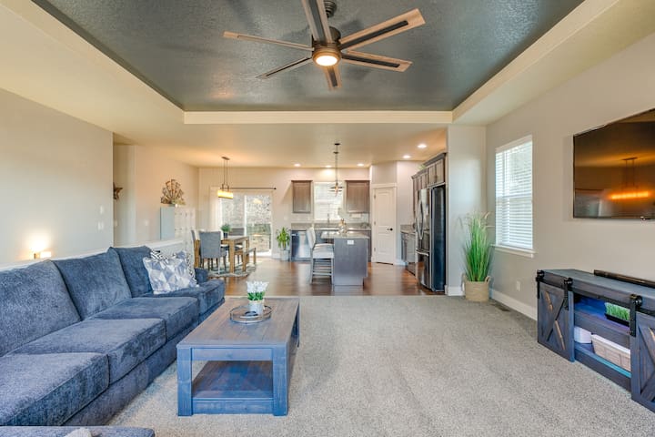 West Hills Getaway – prime location, amazing views