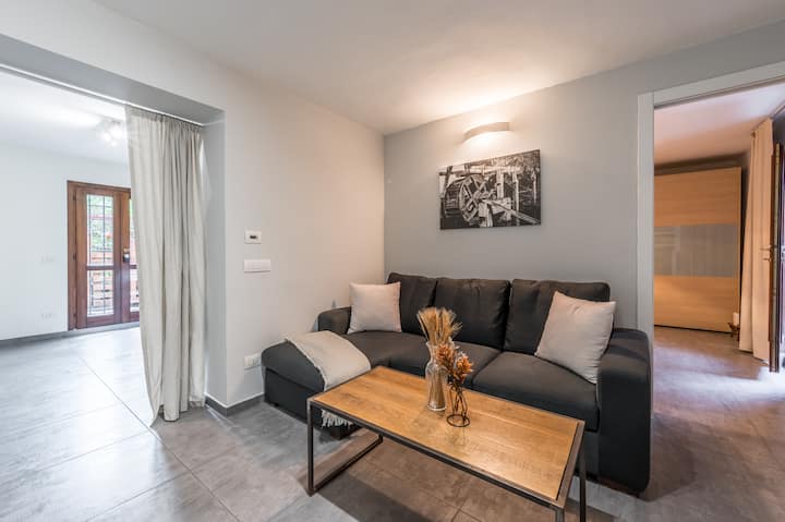 Зона за отдих с удобен разтегателен диван и 50- инчов телевизор.
От едната страна на всекидневната има достъп до спалнята, а от другата до трапезарията.