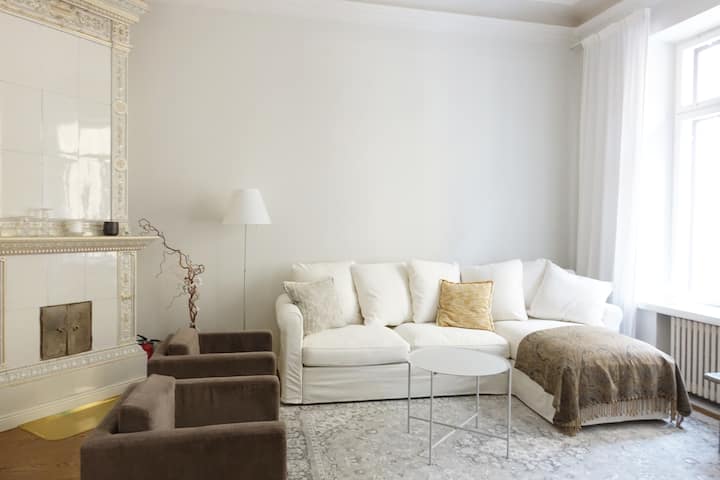 The living room area has a open and relaxing atmosphere. The comfortable sofa bed can be turned into a 140 cm wide double bed.