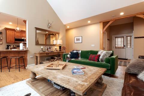 Minutes to Mt. Snow/Stratton! Hot Tub + Game Room