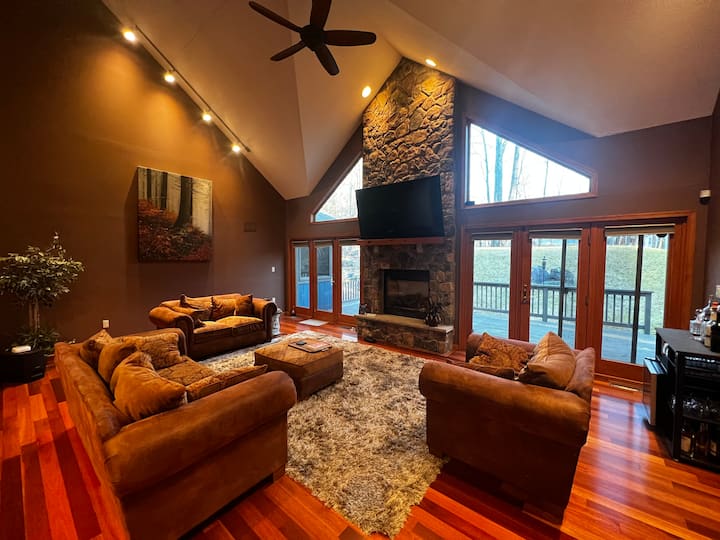 Cozy And Comfy Pocono Lake House - Pocono Lake, PA
