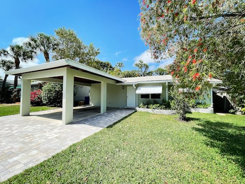 Recently Updated 2/2 With Hot Tub, 1 Mile to Beach
