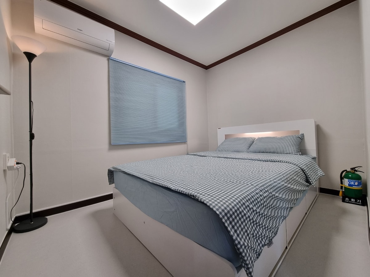 Hay una cama tamaño queen en la habitación pequeña.