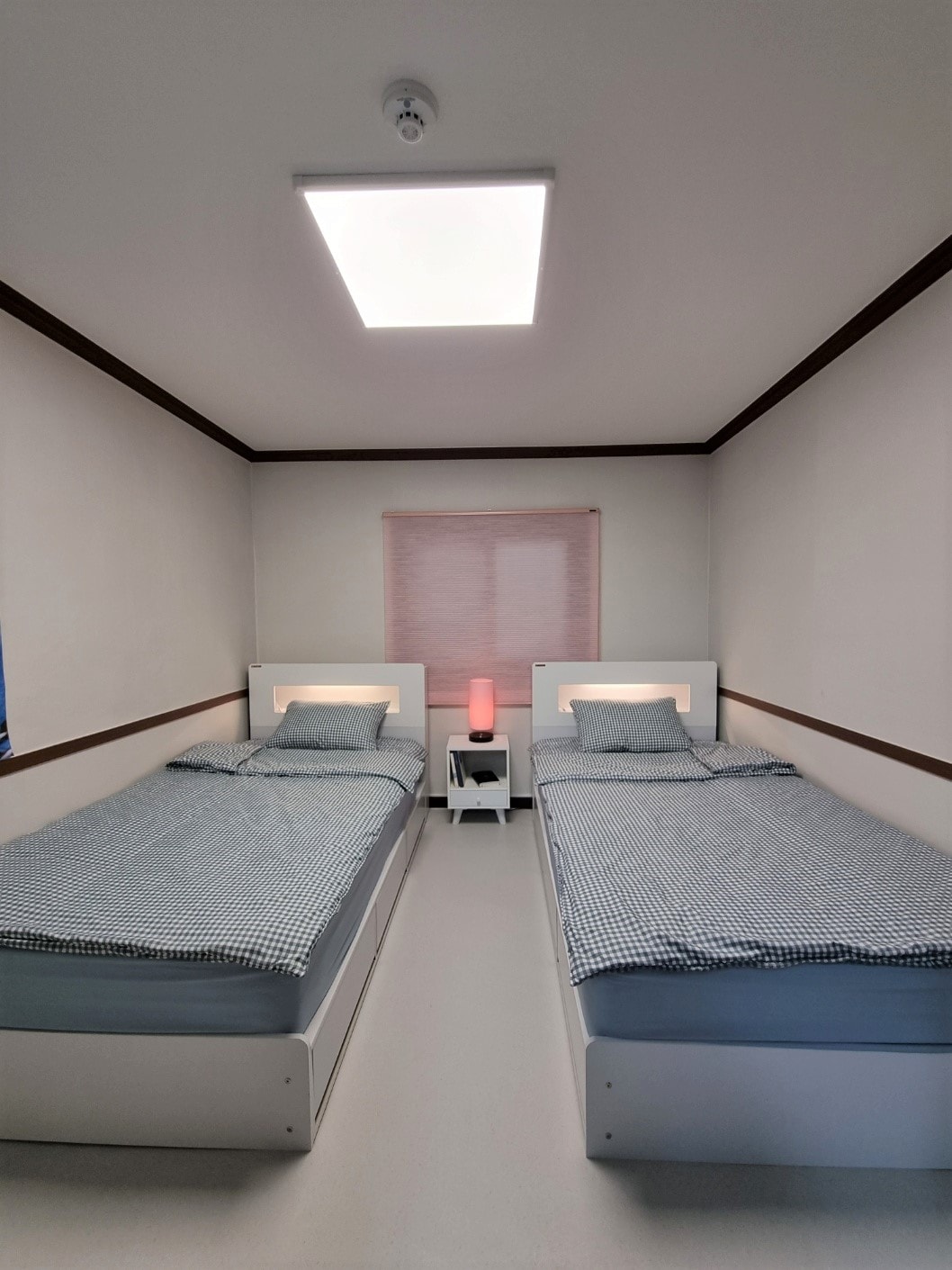 La habitación grande tiene dos camas super individuales.