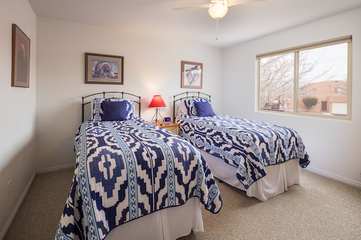 חדר שינה שני עם שתי מיטות נפרדות