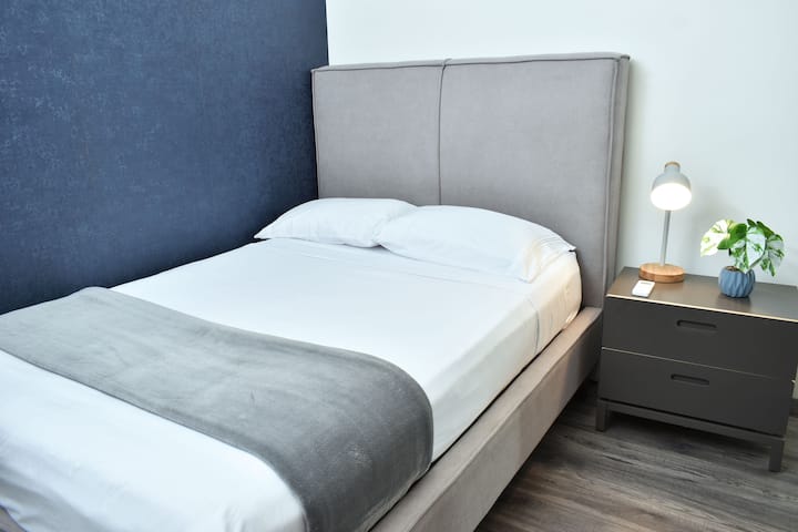 Cómoda y amplia cama.