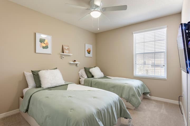 DVOJLÔŽKOVÁ IZBA/2. SPÁLŇA

- K dispozícii a sú označené 3 diaľkové ovládače (káblové, televízne a LED svetlá pripojené k televízoru).

- detský chodec

(4-palcová skladacia pamäťová pena *podlahová posteľ k dispozícii na použitie) **uložená v skrini**