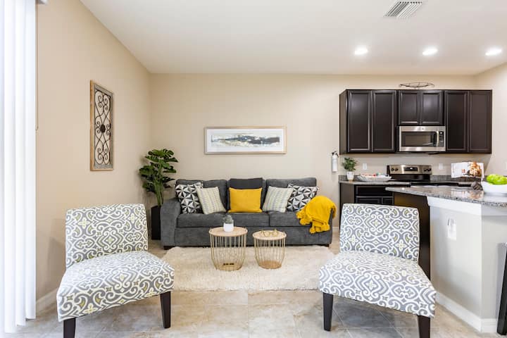 - Posteľná bielizeň s rozkladacou pohovkou Queen sa nachádza v komore.