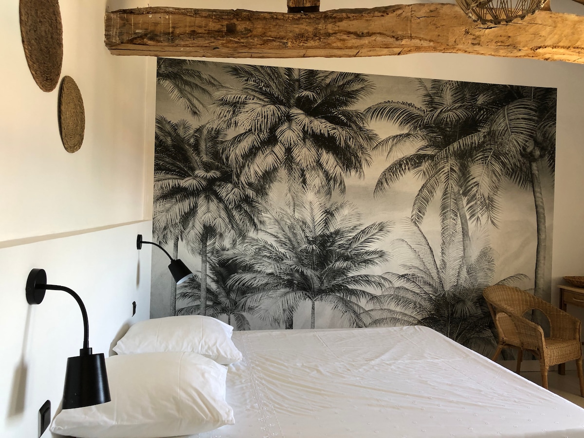 ห้องนอนใหญ่ได้รับการตกแต่งอย่างมีรสนิยมด้วยการตกแต่งอย่างเป็นธรรมชาติ