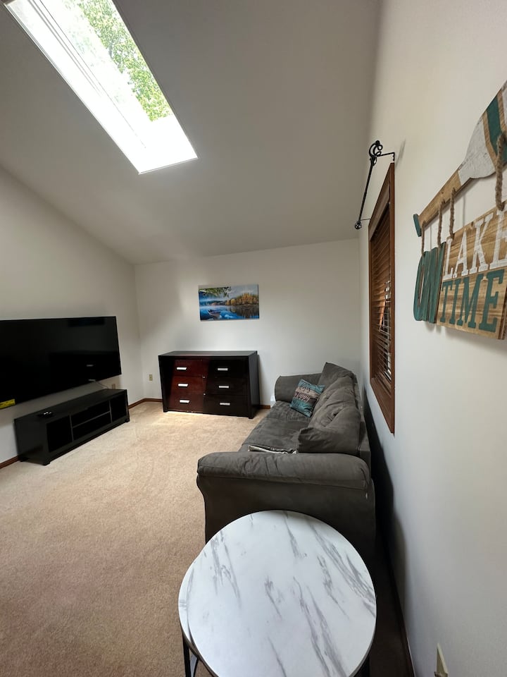 Eneo la roshani lenye Sofa linaloweza kupanuliwa kwenye kitanda cha ukubwa kamili 