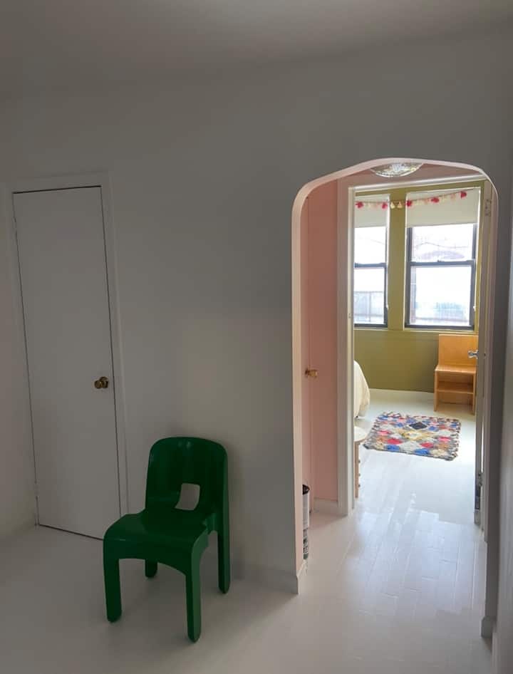 Korridor nga dhoma e ndenjjes në dhomën e gjumit me madhësi të plotë (më parë e verdhë, tani një kafe e ngrohtë/jeshile) me trajtime të reja dritaresh dhe dysheme druri të forta të lyera me bojë të bardhë:)