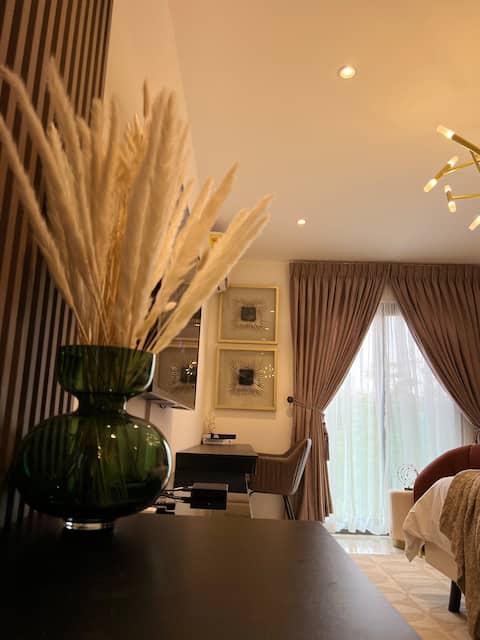 Exquisite Apt @ Lennox Airport.