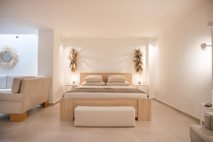 El condominio en la planta baja. Un lugar privado con su propia sala de estar que comparte un inodoro. Incluye una cama matrimonial frente a un televisor inteligente ideal para un interminable atracón de Netflix.

BÚHO | athens riviera