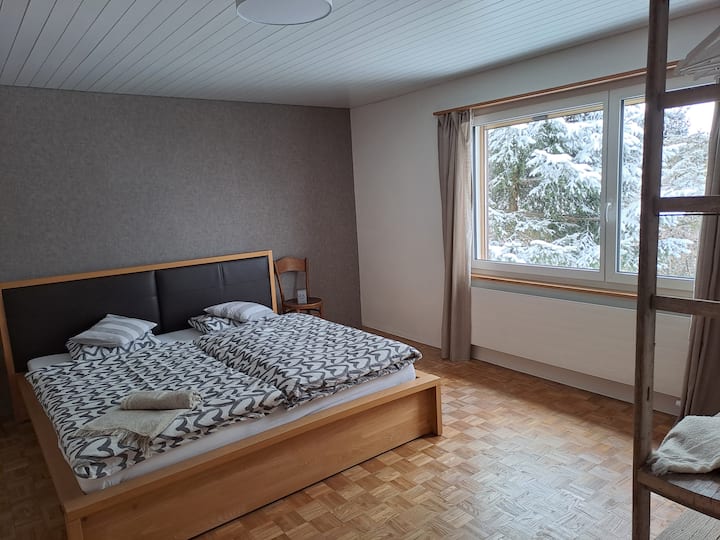 تحتوي غرفة النوم 1 على سرير بمقاس 1.80 متر × 2.00 متر ، بالإضافة إلى مساحة كافية لتخزين الملابس. كما توفر إطلالة هادئة على الحديقة.