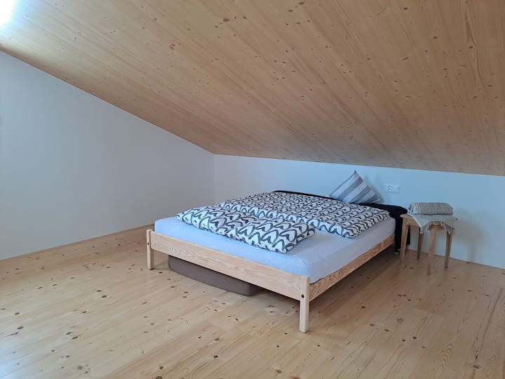 تحتوي الغرفة العلوية على سرير مريح 1.40، ومساحة تخزين كافية ، بالإضافة إلى إطلالة رائعة على Churfirstenkette.