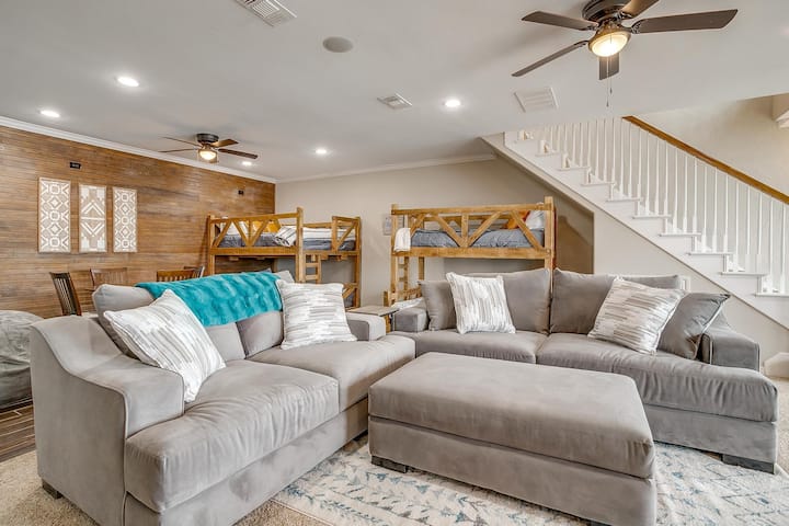 Жилищна площ надолу по стълбите с двуетажни легла ; спалня с двойно легло и двойно легло. 