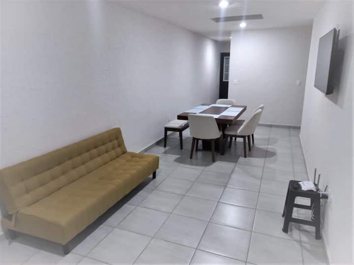 Სახლში შესვლისას დაგხვდებათ დივანი,  ტელევიზორი , სასადილო ოთახი 6 ადგილით. Საკმაოდ დიდი სივრცეებია.
ჩვენ გვაქვს ინტერნეტი.