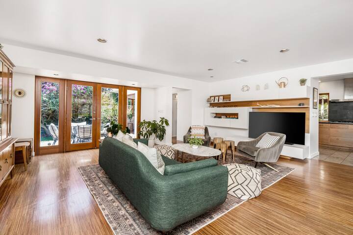 Luxurious Hilltop Mid-Century Retreat With a View! gallery image 5