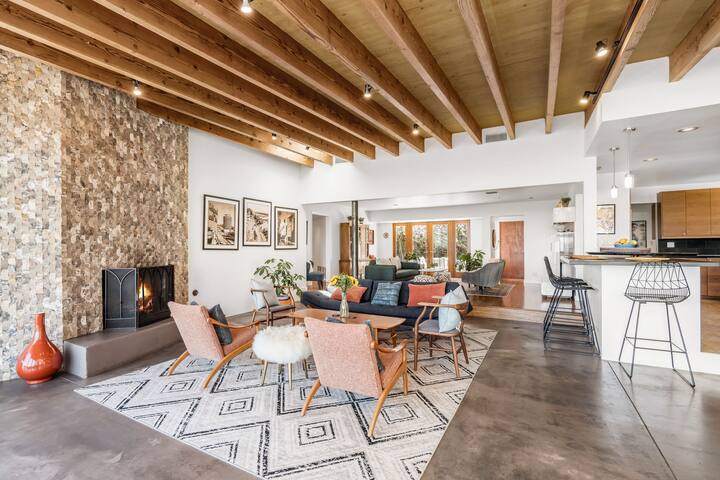 Luxurious Hilltop Mid-Century Retreat With a View! gallery image 4