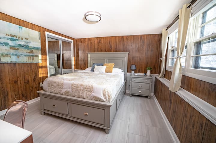Room 4, better known as WoodieBedroom, is located on the lower level, has a queen size bed with drawers, 55 "smart tv, desk, closet and an unforgettable uphill mountain view 