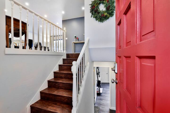 Luxurious 5BR Hot Tub Oasis w/Views Pool Table! gallery image 5