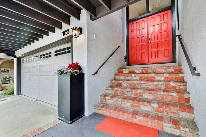 Luxurious 5BR Hot Tub Oasis w/Views Pool Table! gallery image 4