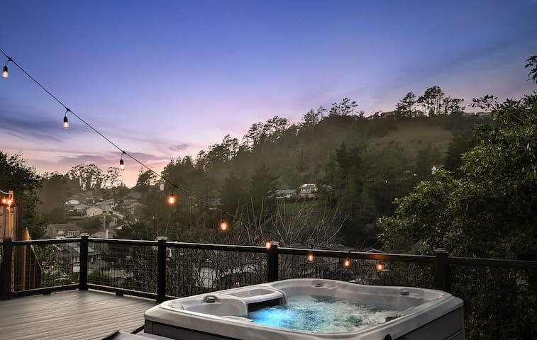 Luxurious 5BR Hot Tub Oasis w/Views Pool Table!