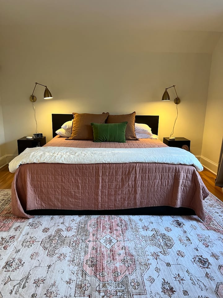 Dormitorio 1 con cama tamaño king y escritorio.