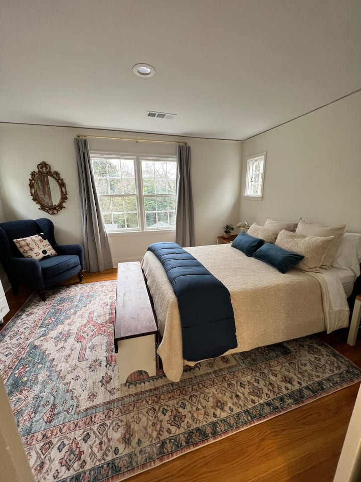 Dormitorio 2 con cama tamaño queen.