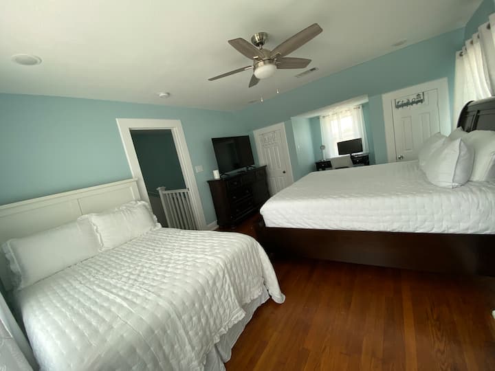 Спалня на горния етаж 1 с 55 - инчов смарт телевизор (YoutubeTV, новини, спорт, предавания, филми), офис бюро, стол с високоскоростен интернет. Монитор, клавиатура, мишка могат да бъдат заявени. Гардероб и много чекмеджета (скрин и чекмеджета под леглото), за да съхранявате вещите си