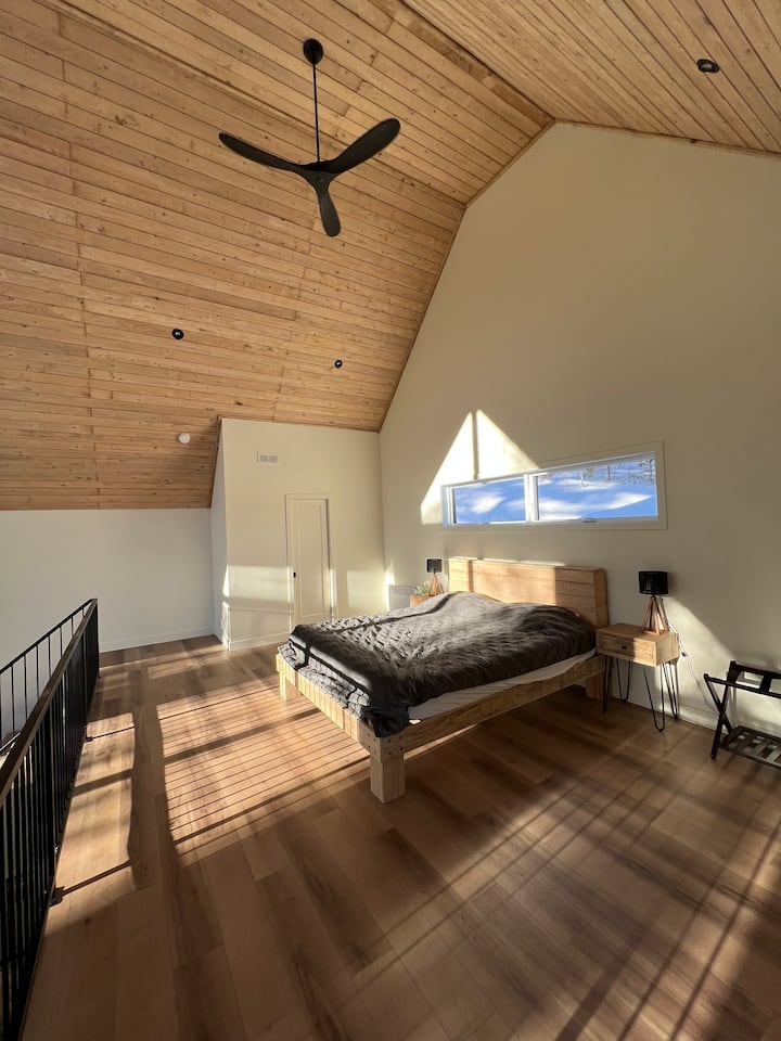 Kingsize bed met doucheruimte op de tussenverdieping