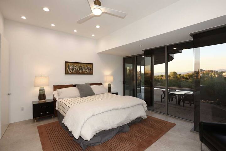 מיטת קינג סייז בחדר השינה השני