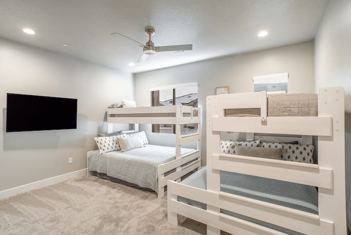 クイーンサイズベッド2台を備えた二段ベッドルーム。50インチのLGスマートテレビを備えた快適なマットレス。クイーンサイズの二段ベッドの下に追加のツインチャンドルマットレスがあり、クローゼットには追加で2名様がお休みになれます。