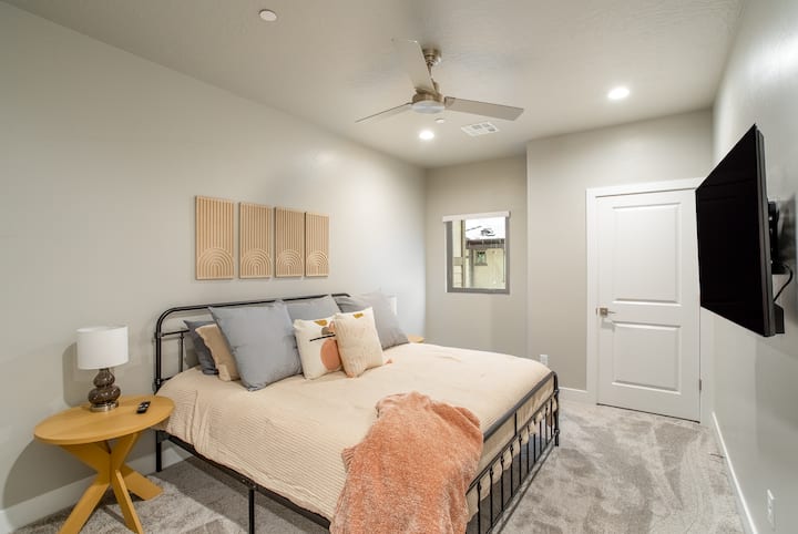 美容レストマットレスと50インチのHD LGスマートテレビを備えたキングサイズベッド