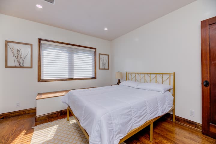 Spálňa 2: posteľ v plnej veľkosti,  inteligentná televízia,  písací stôl a stolička . 