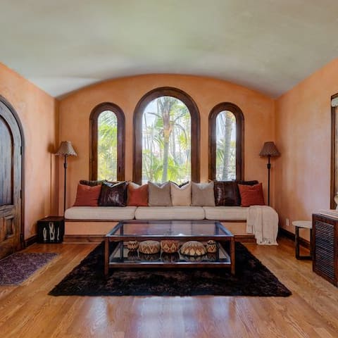 Top performing Airbnb: Spacious Spanish-Style 4/3 in Westside South Central