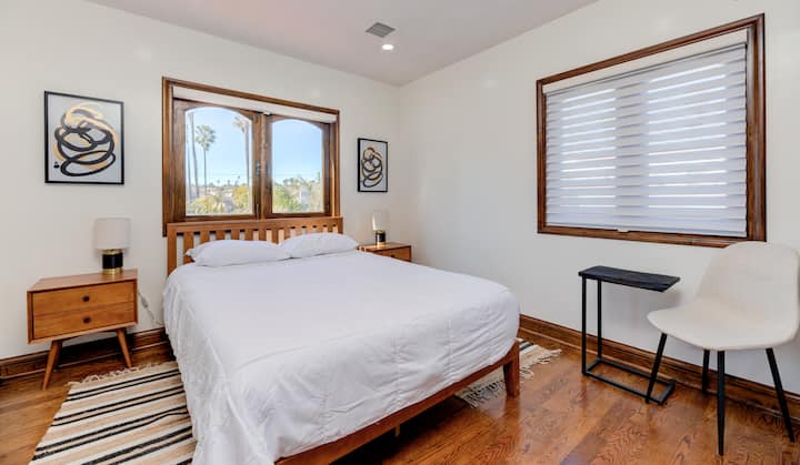 Spálňa 4: menšia manželská posteľ, inteligentná televízia, podnos na stôl a stolička.