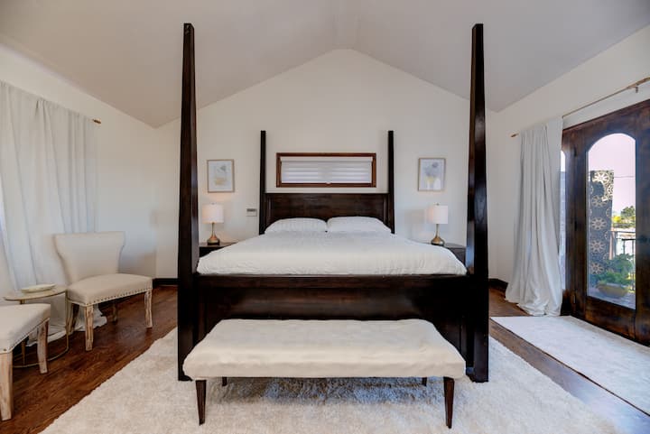 Užite si výhľad! Primárny apartmán typu Deluxe ponúka posteľ California King, posedenie, pracovný priestor pre dvoch, vlastnú kúpeľňu s kúpeľným zážitkom a šatníkom. Izba sa otvára do dokonalého vonkajšieho priestoru  s dokonalým výhľadom na centrum Los Angeles.